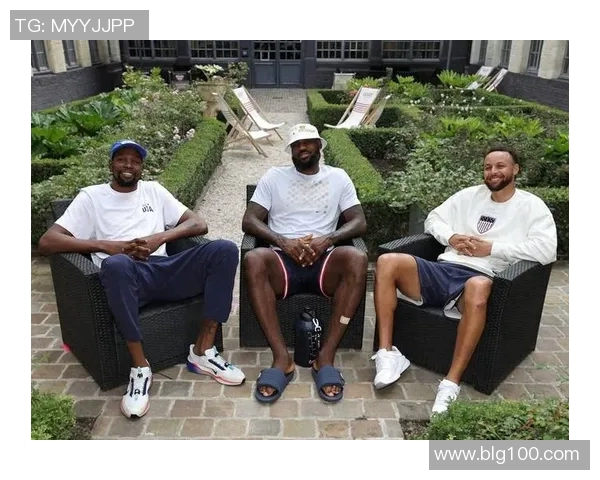 老牌足球明星同框合影展现经典瞬间与传奇风采